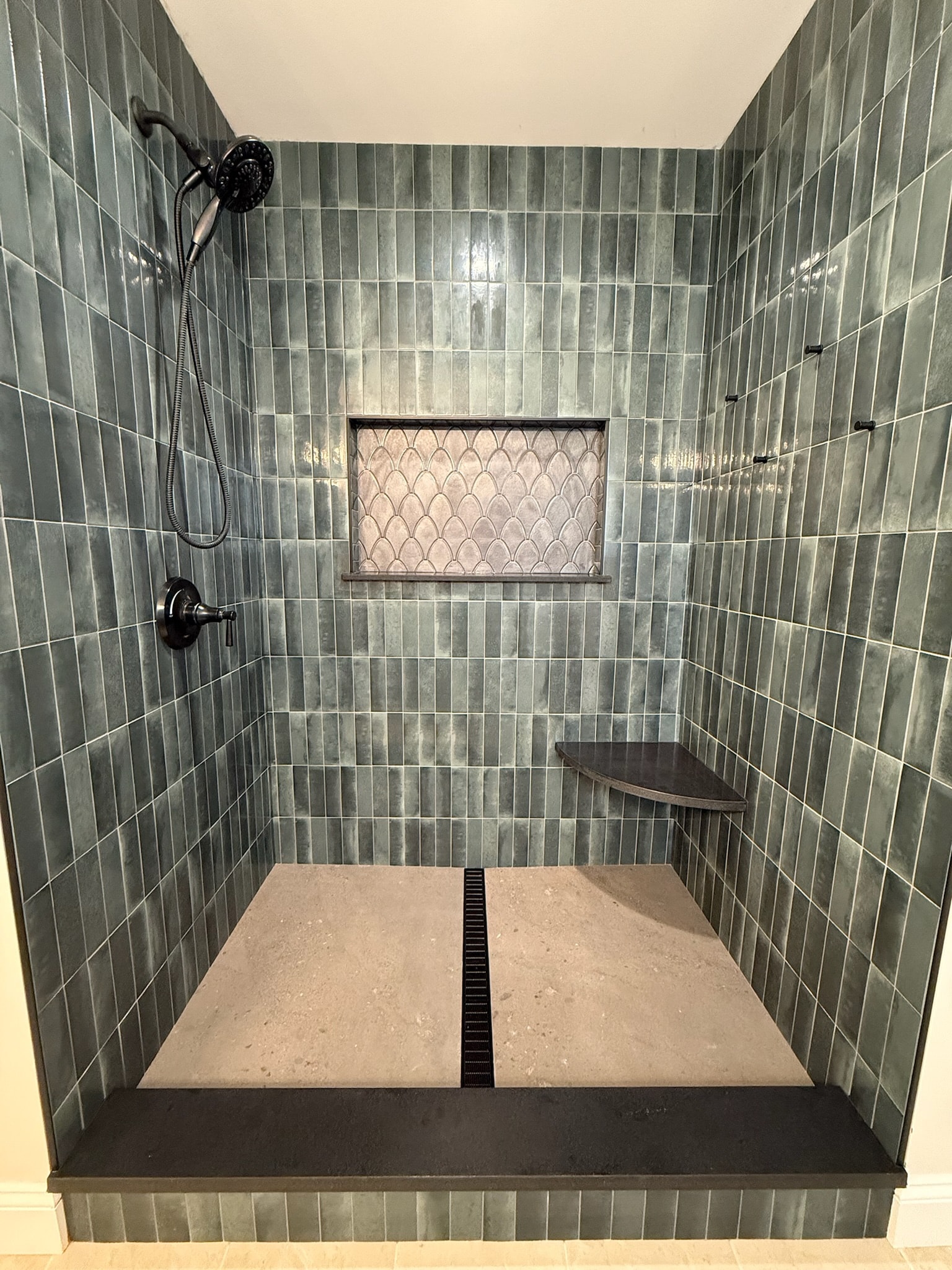 Tile shower with niche detail