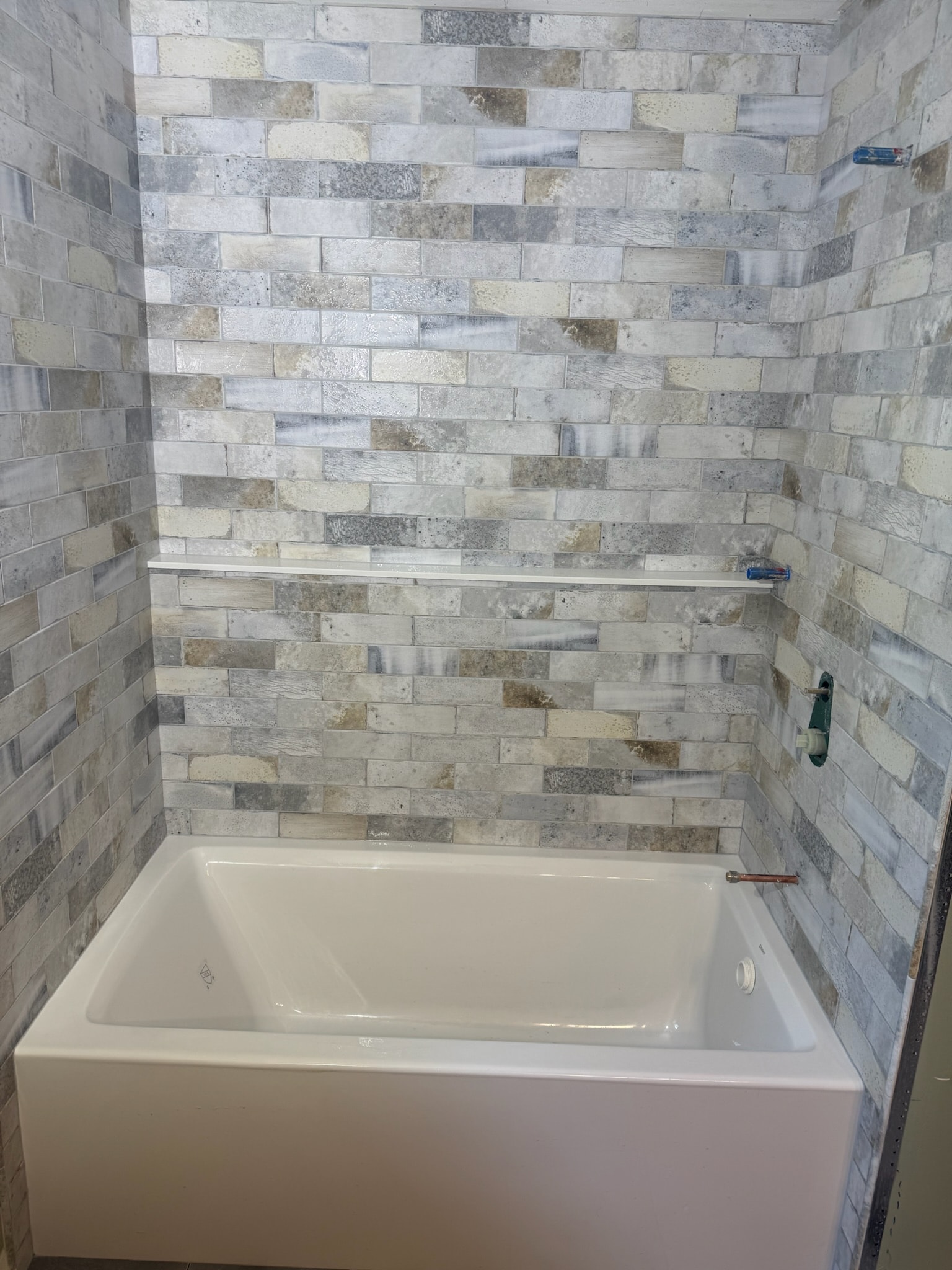 3D tile shower with bench